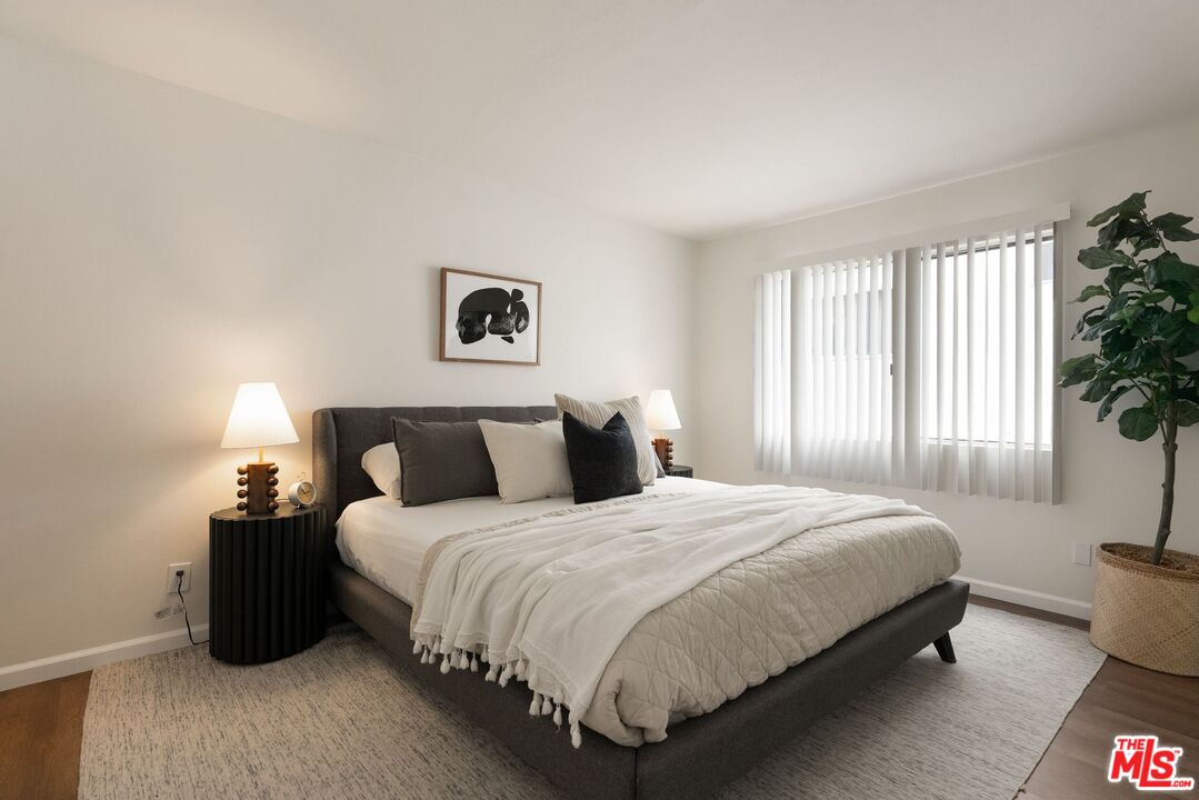 1416 S Barrington Ave Unit: 4