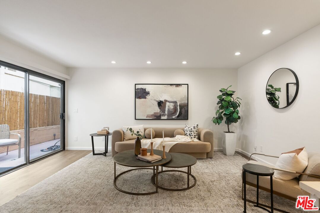1416 S Barrington Ave Unit: 4