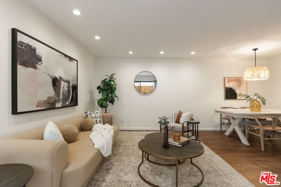 1416 S Barrington Ave Unit: 4