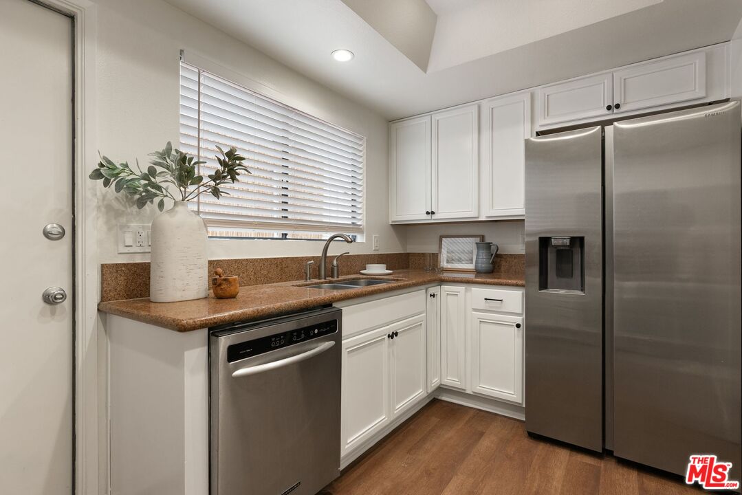 1416 S Barrington Ave Unit: 4