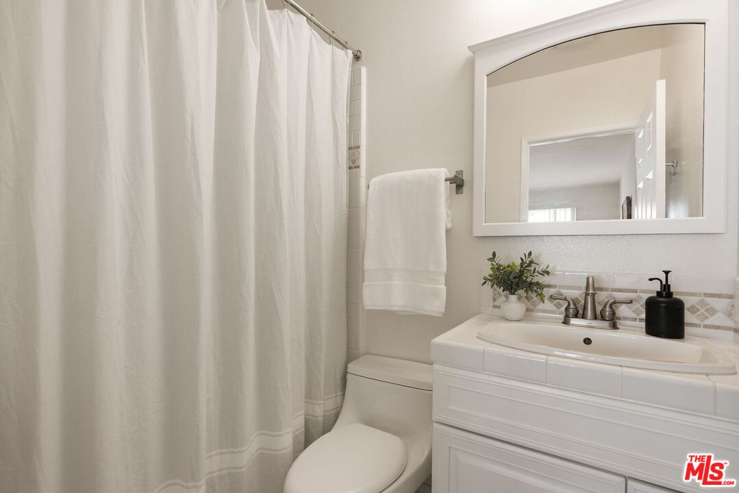 1416 S Barrington Ave Unit: 4