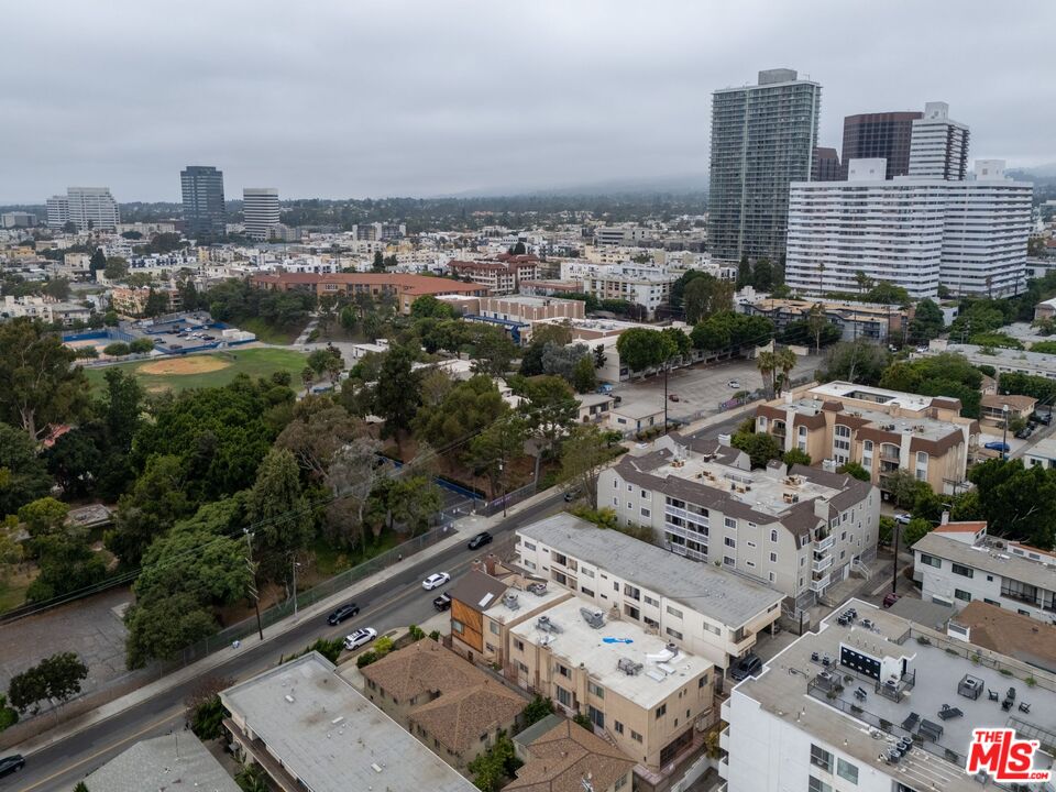 1416 S Barrington Ave Unit: 4