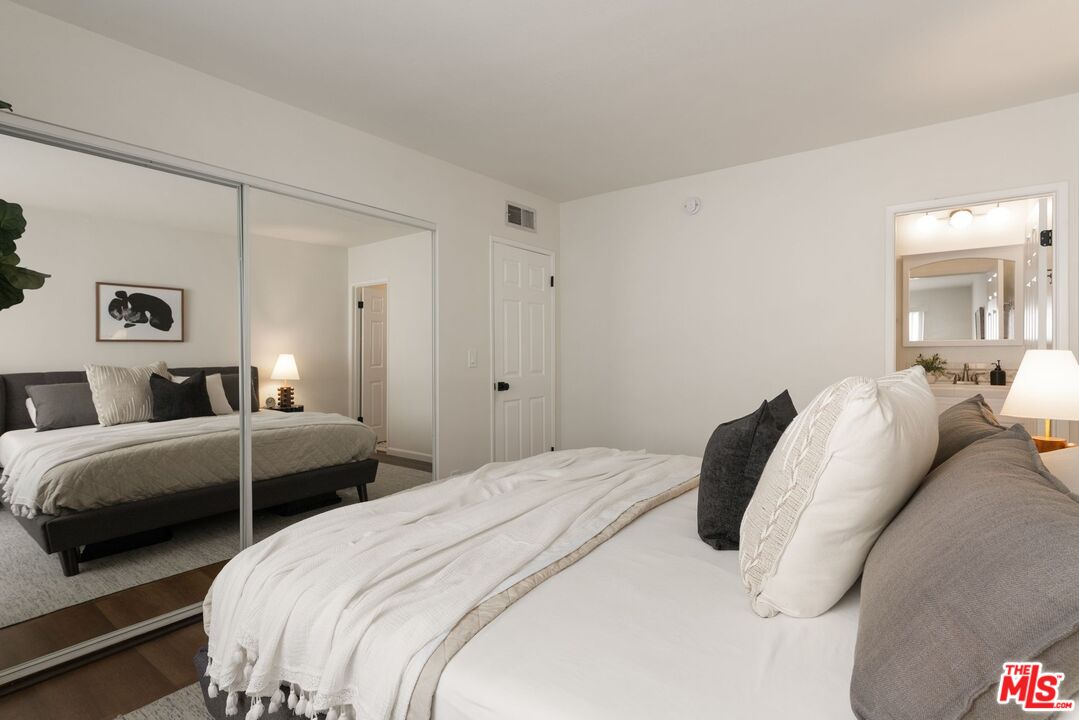 1416 S Barrington Ave Unit: 4