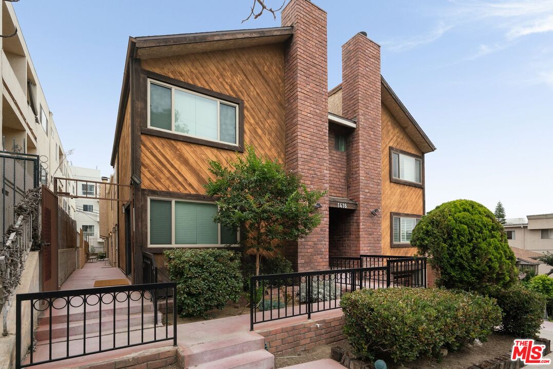 1416 S Barrington Ave Unit: 4