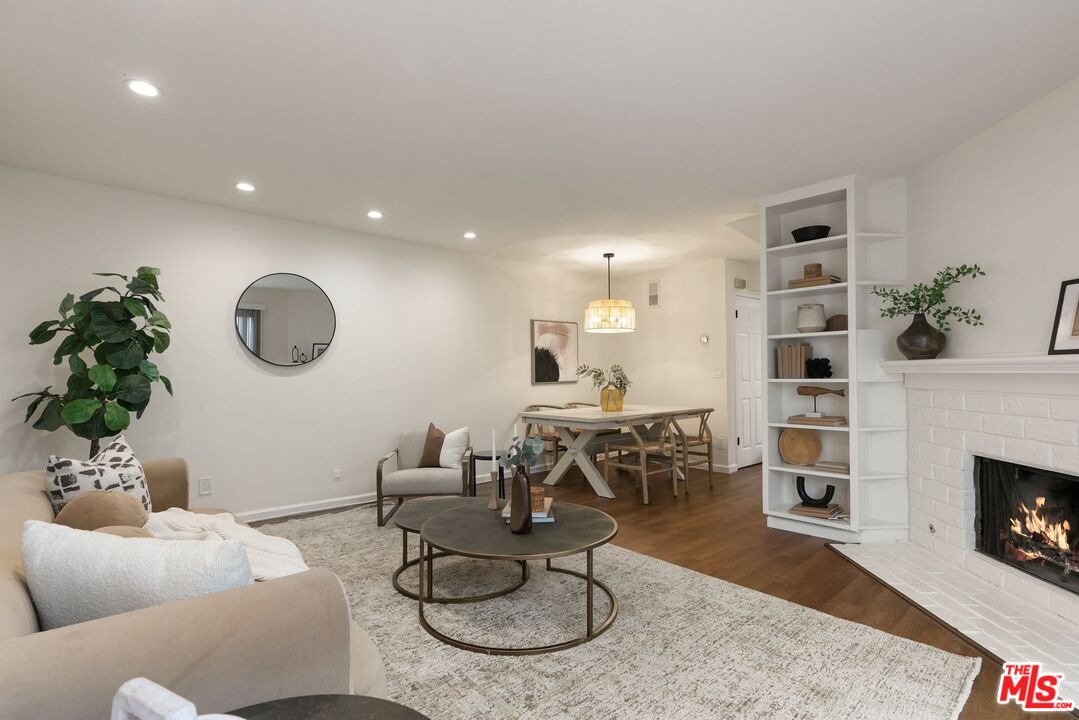 1416 S Barrington Ave Unit: 4