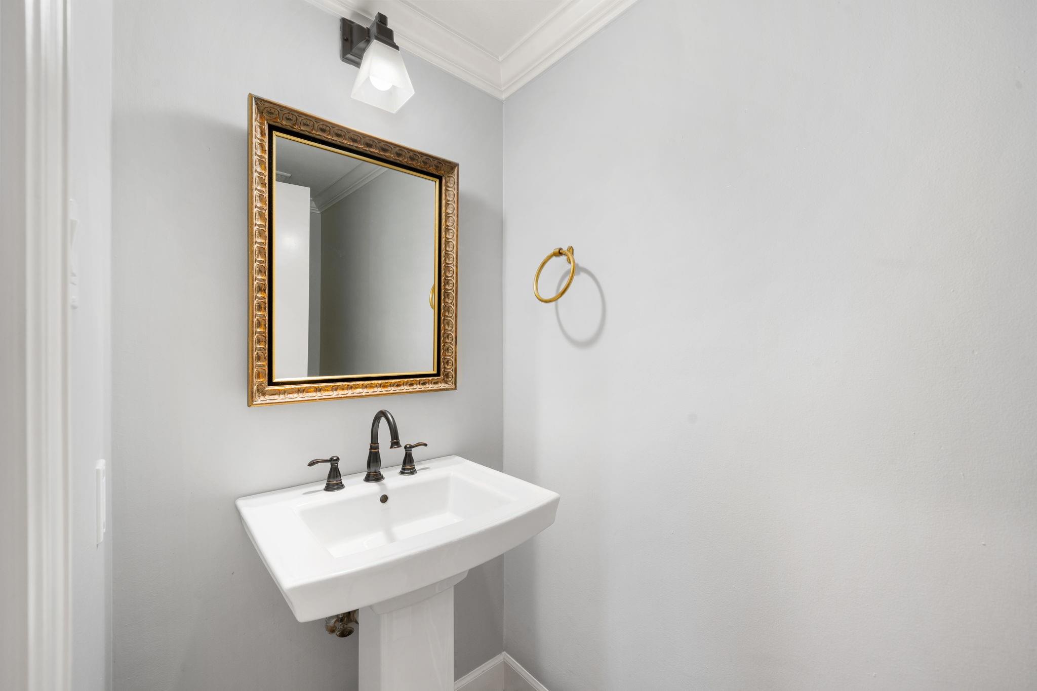 905 Hawthorne Street