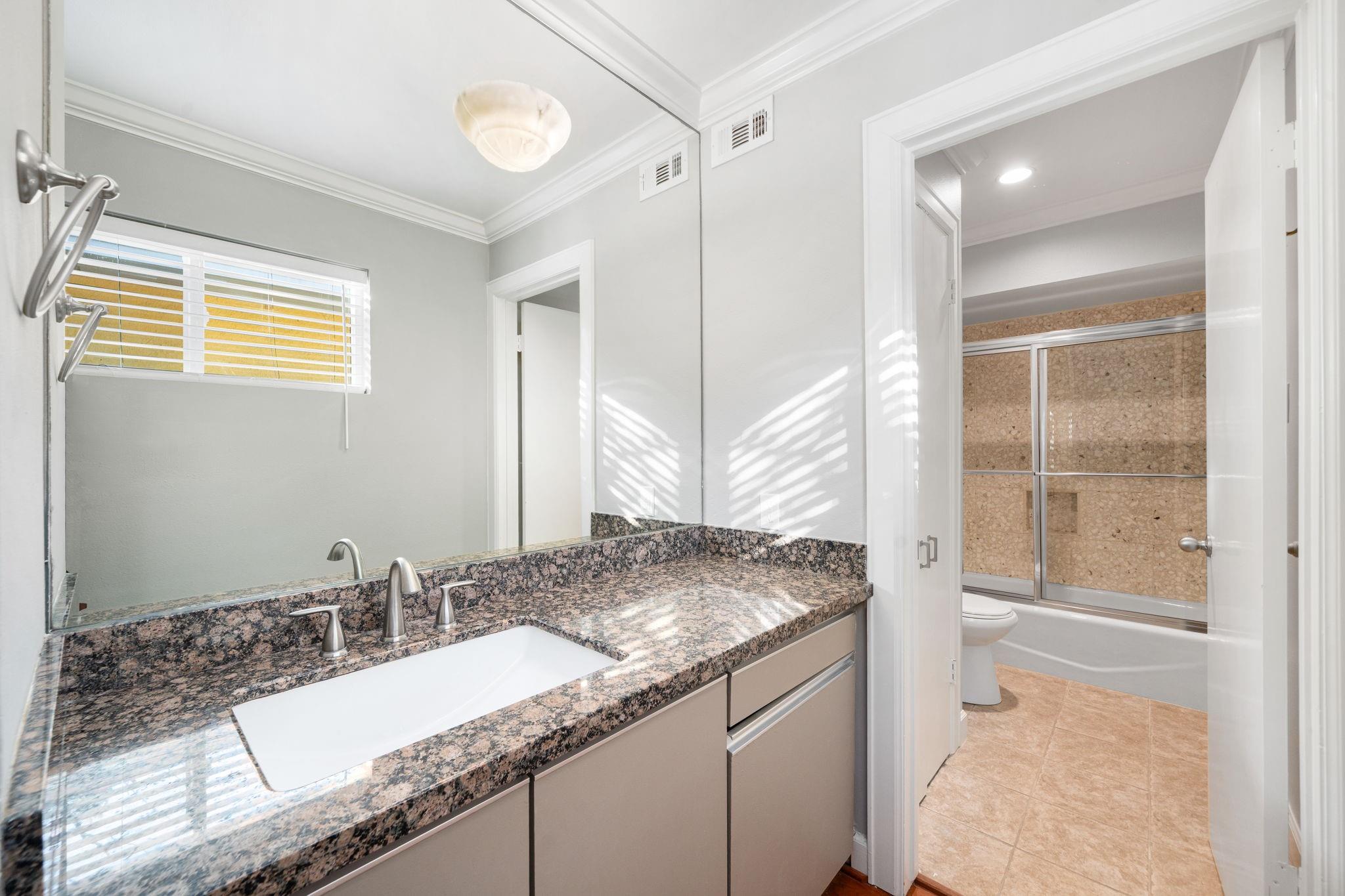 905 Hawthorne Street