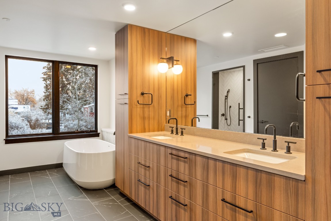 315 N Tracy Avenue 102