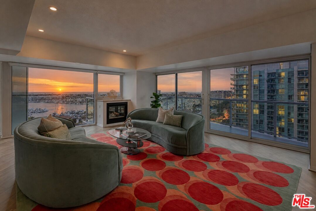 13600 Marina Pointe Dr Unit: 1611