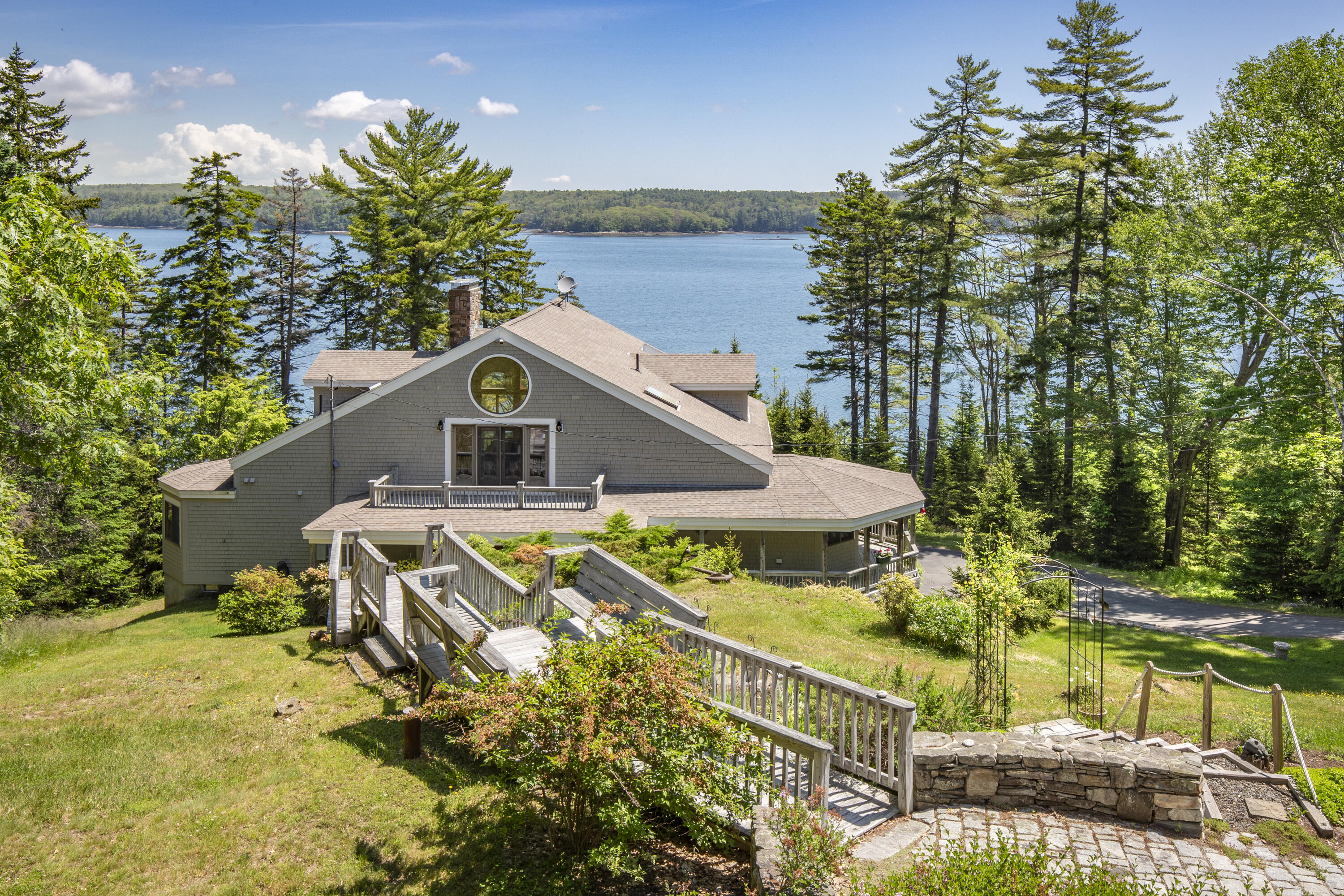 10 River Bend Drive