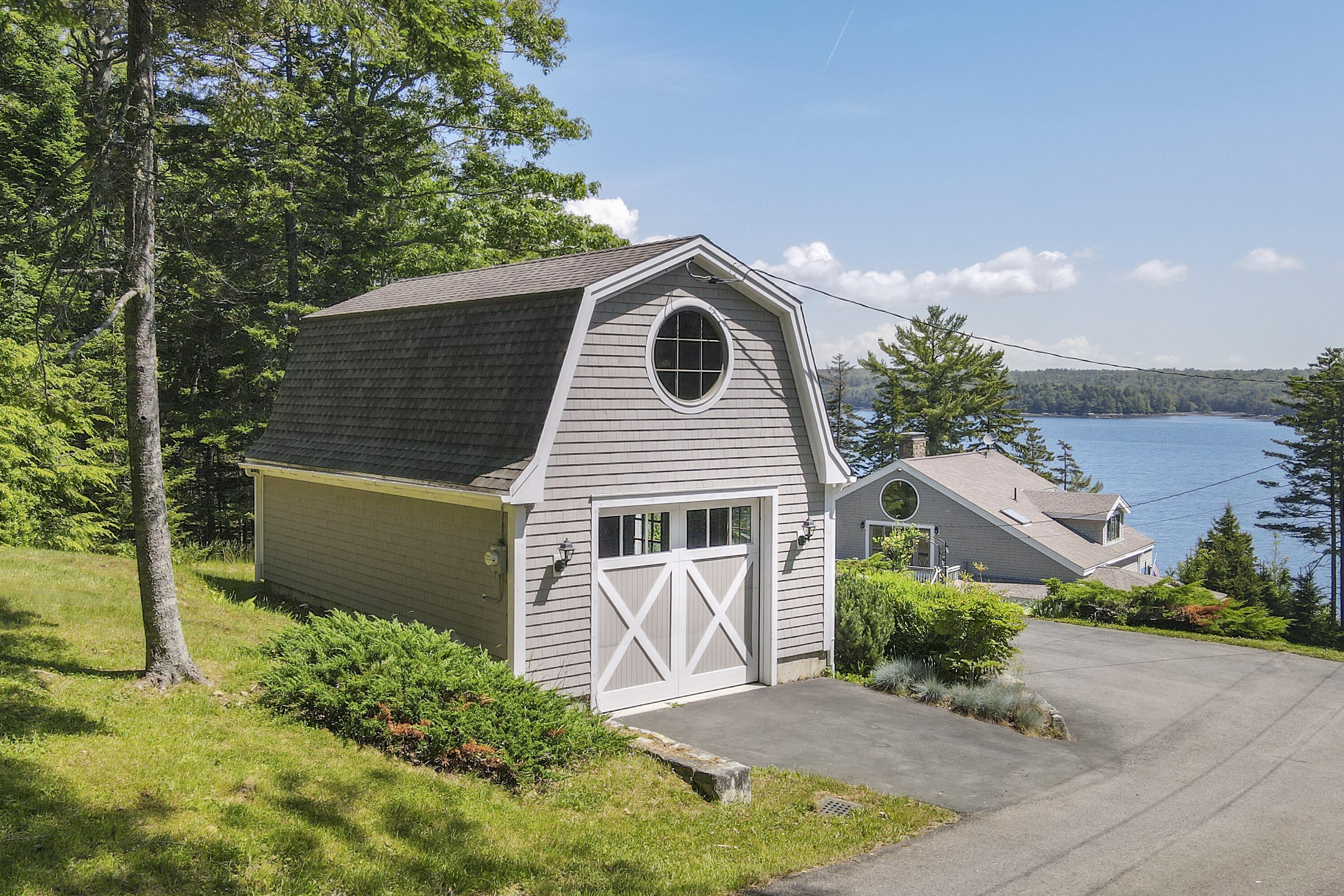 10 River Bend Drive