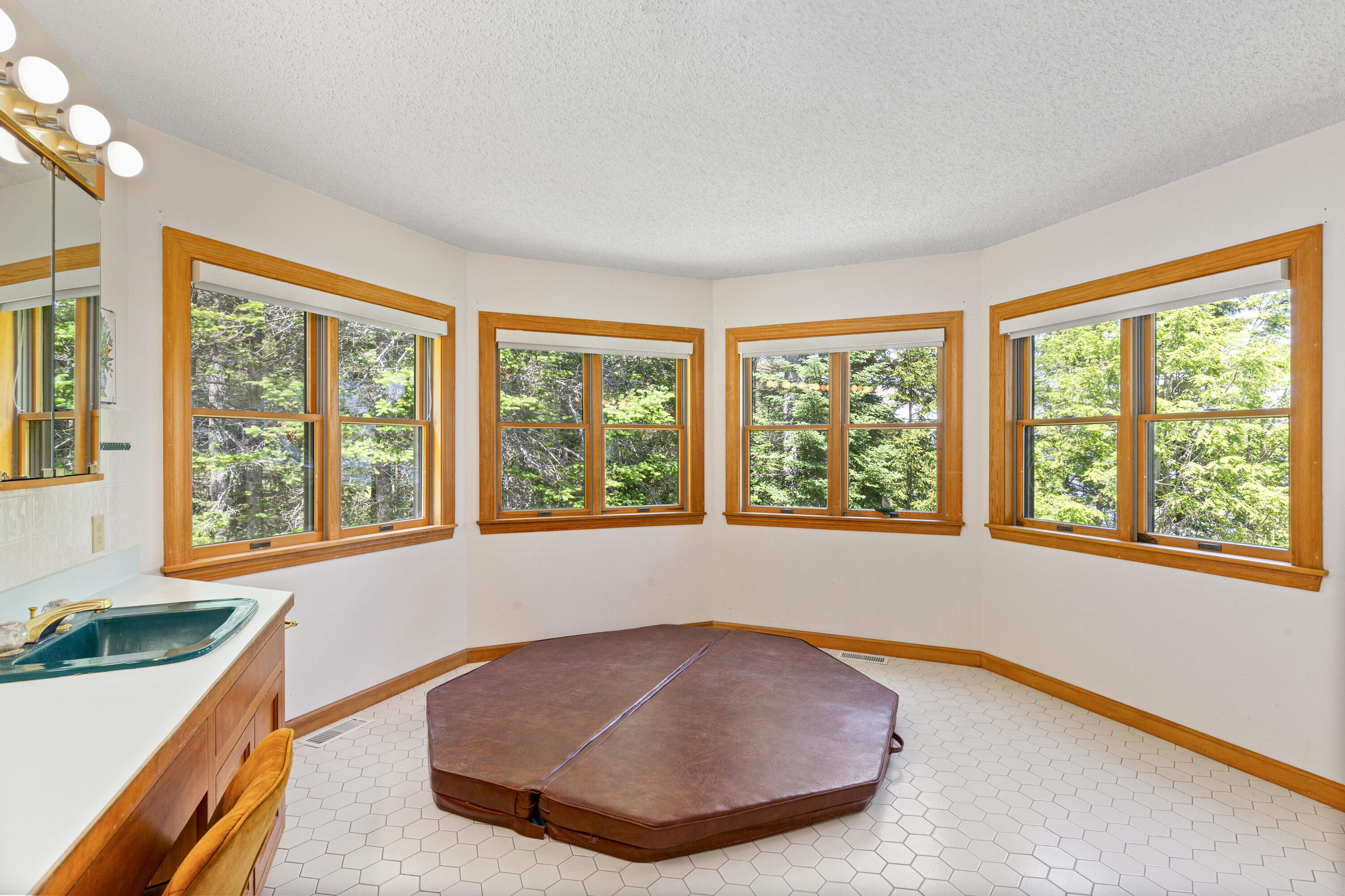10 River Bend Drive