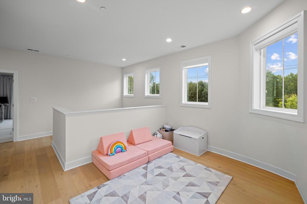 9501 WILDOAK DRIVE