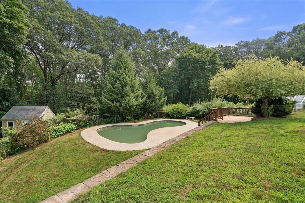 54 Pine Ridge Dr, Franklin