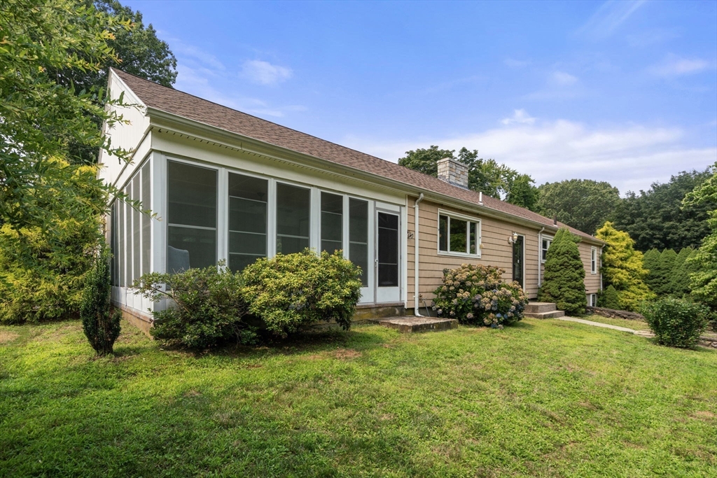 54 Pine Ridge Dr, Franklin