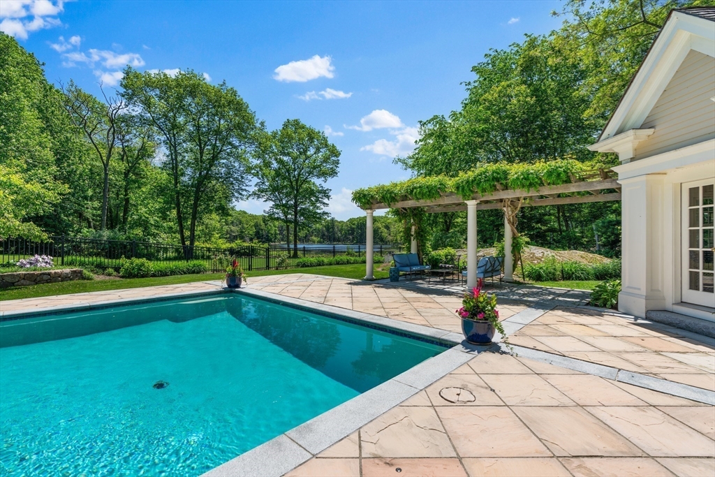 26 Longmeadow Dr