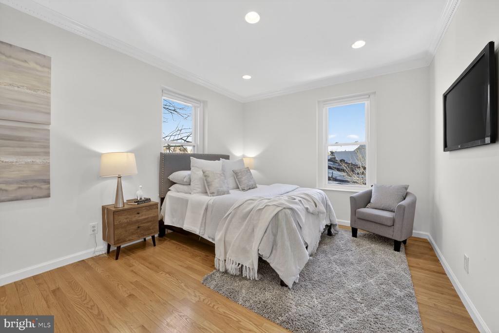 1669 COLUMBIA NW 313