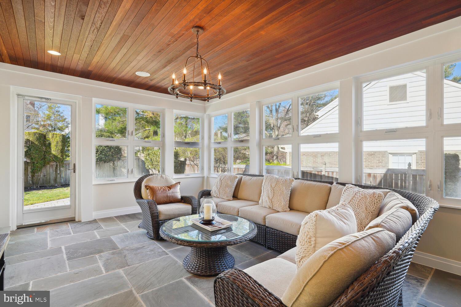 9427 Fox Hollow Dr