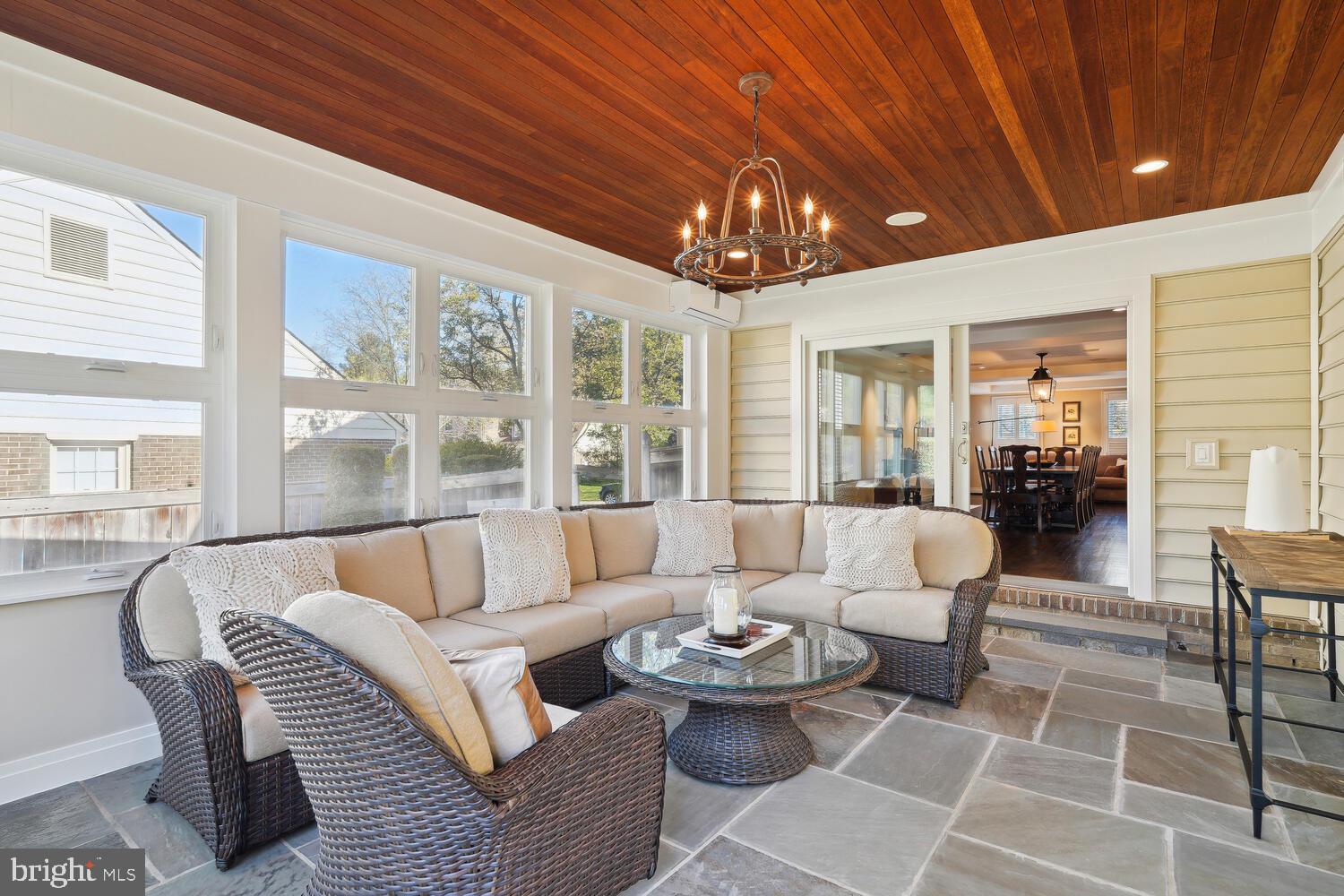 9427 Fox Hollow Dr
