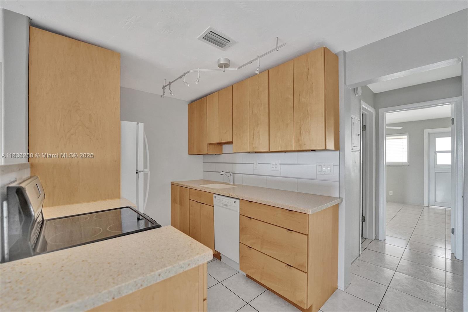 2909 Middle River Dr # 204