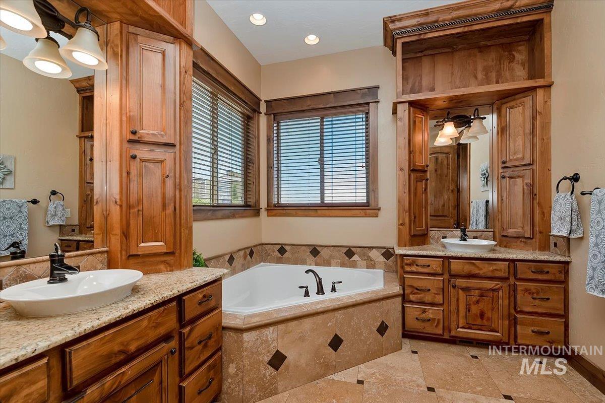 2937 E Table Rock Rd