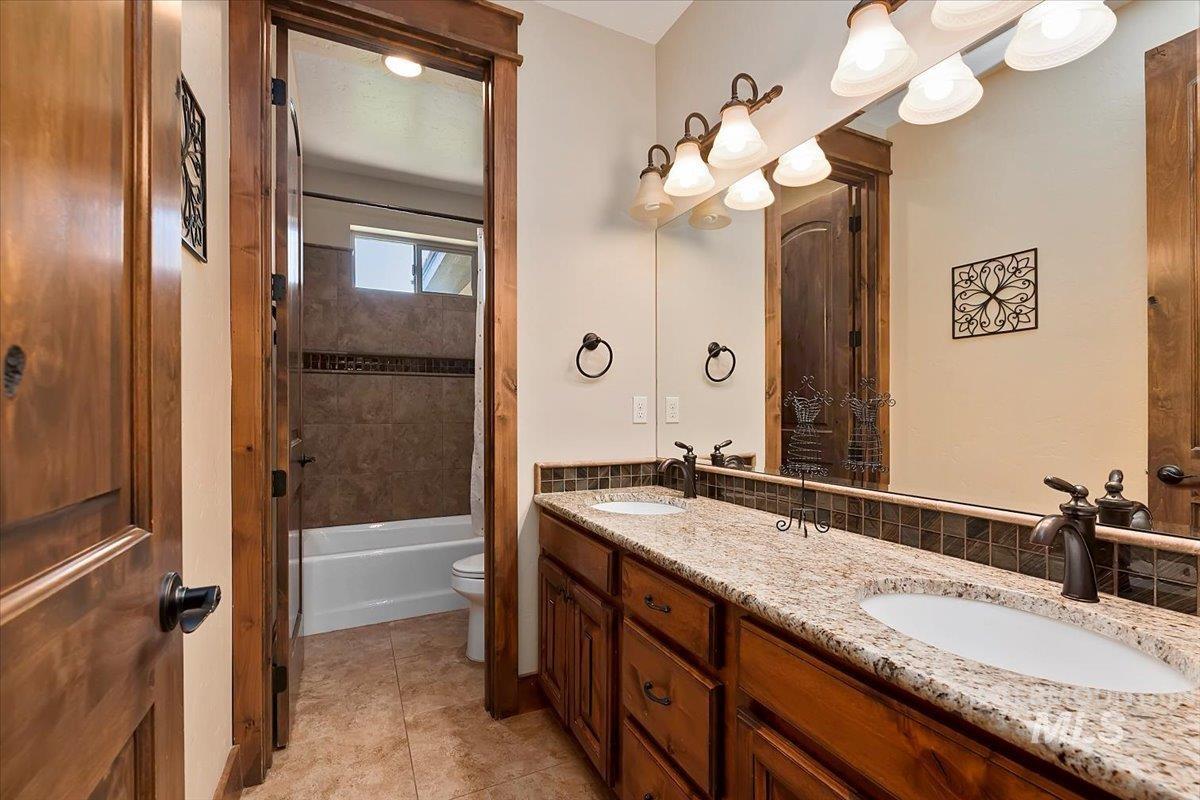 2937 E Table Rock Rd