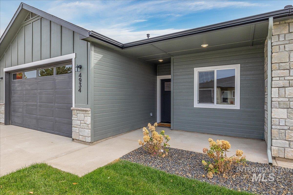 4934 N White Cap Lane