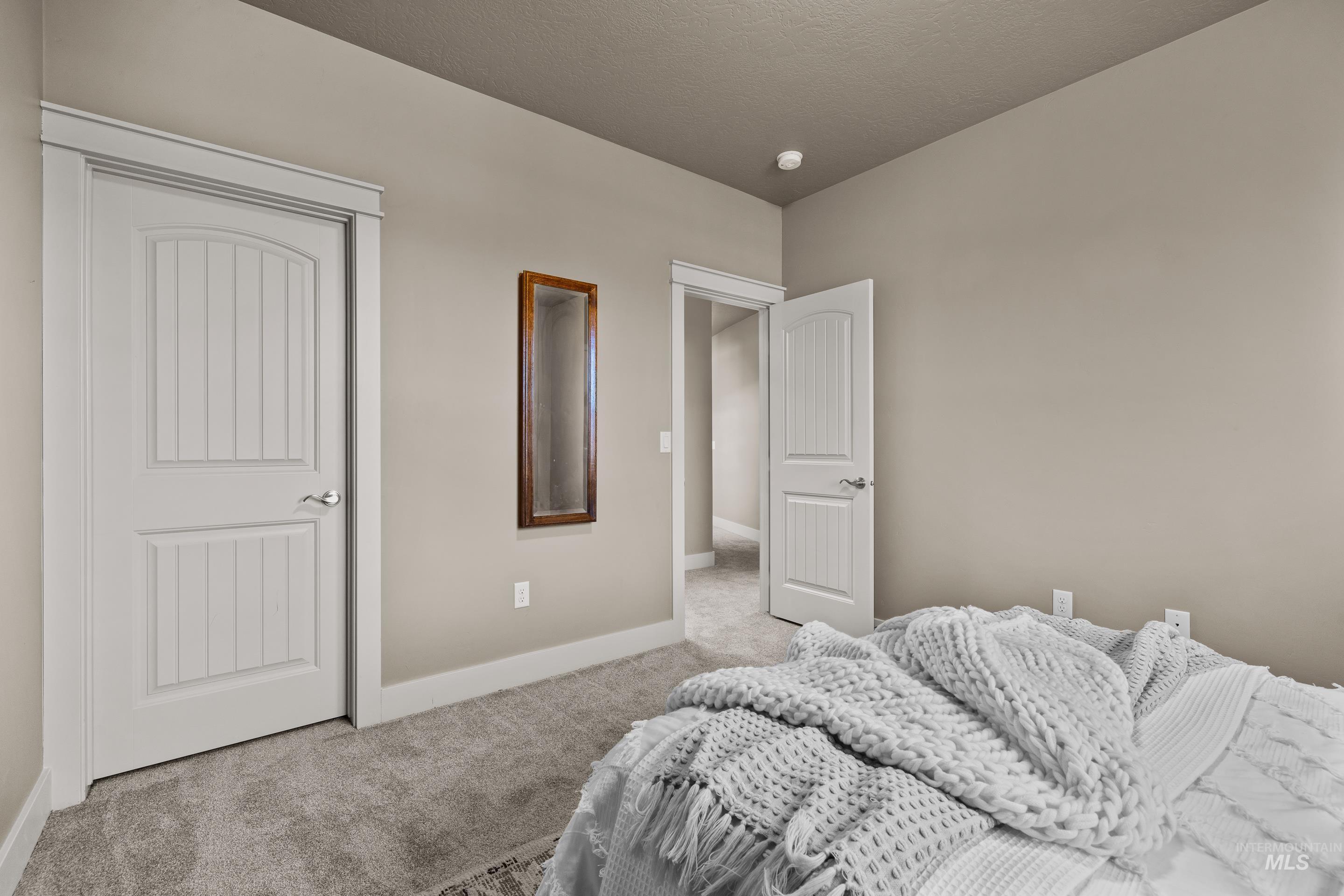 986 E Winding Creek Dr