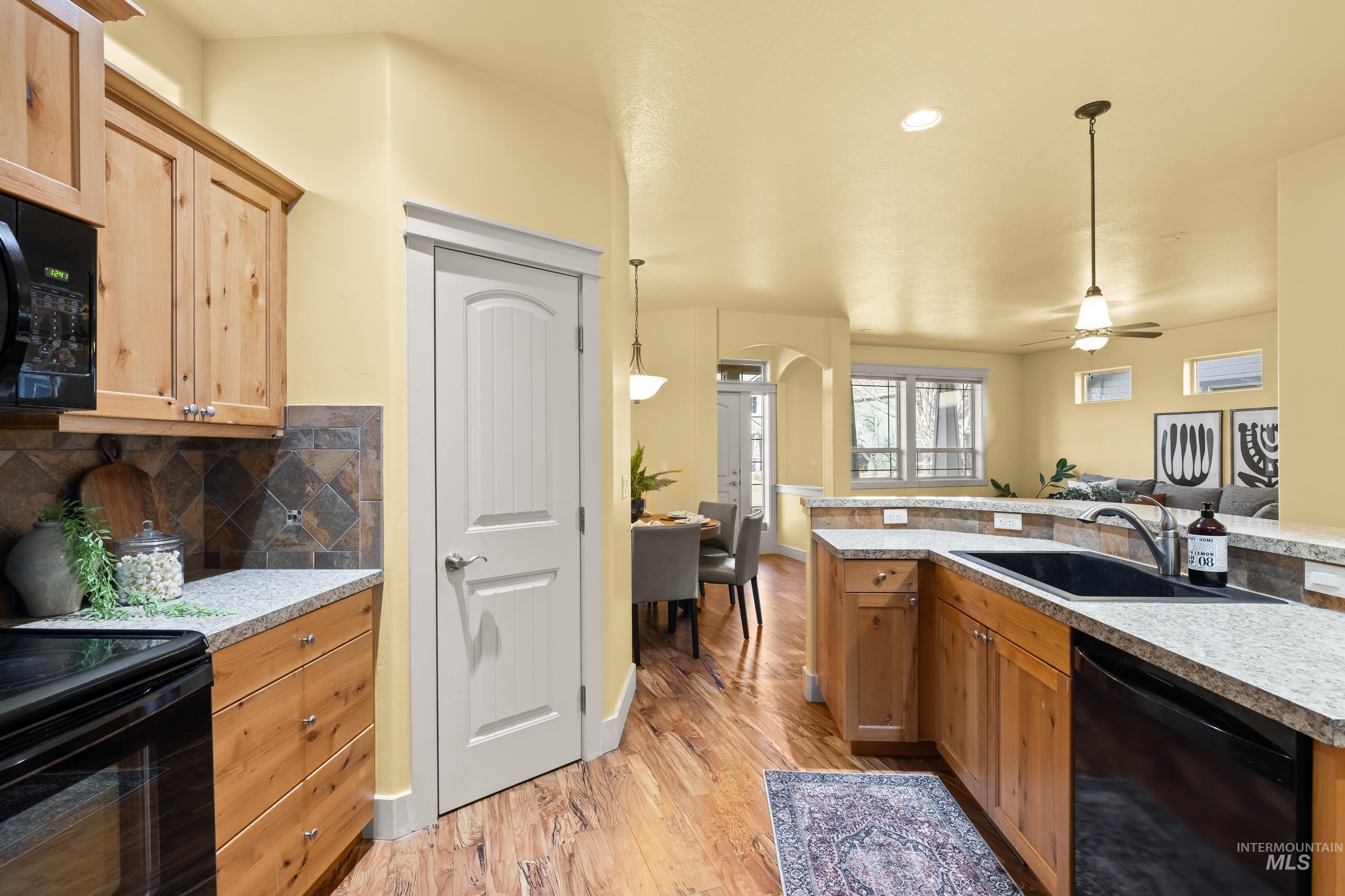 986 E Winding Creek Dr