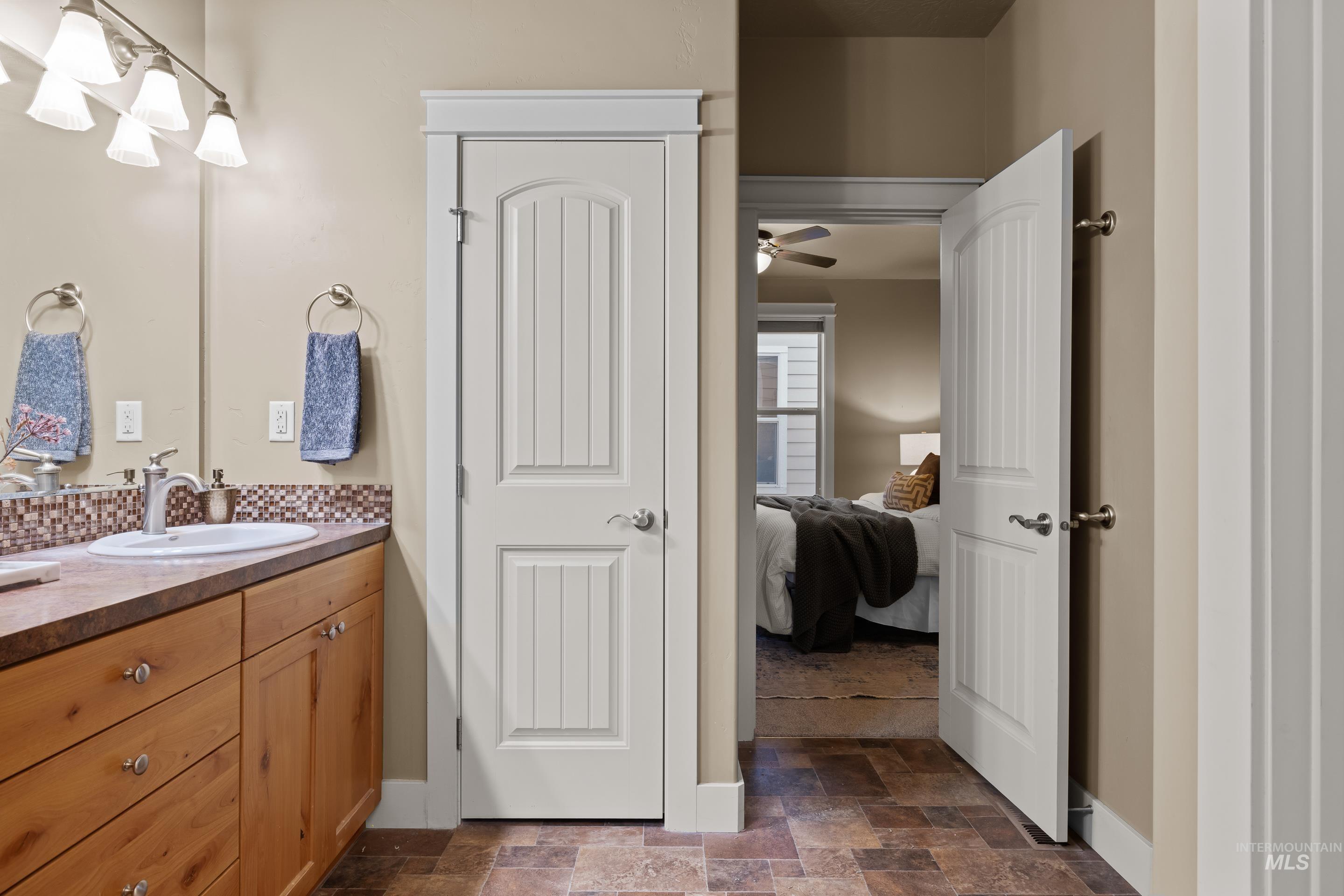 986 E Winding Creek Dr