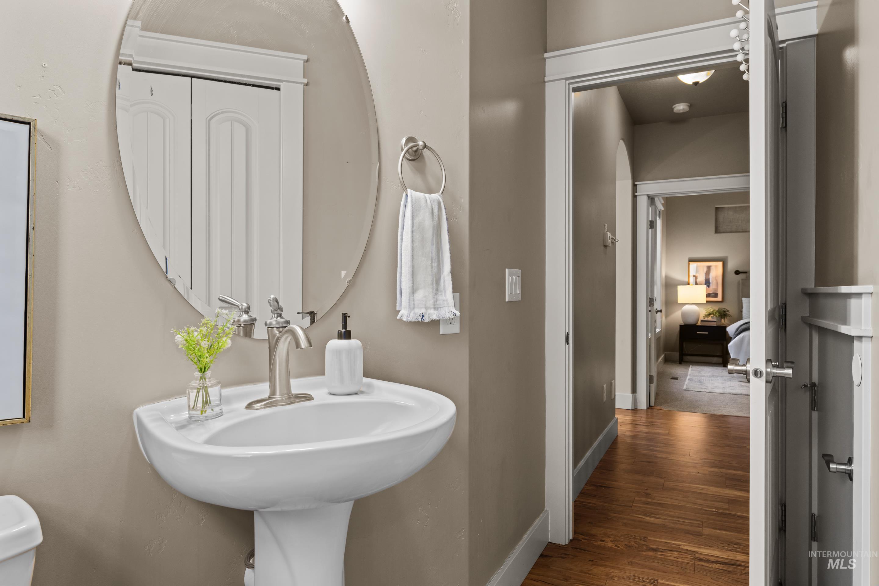 986 E Winding Creek Dr