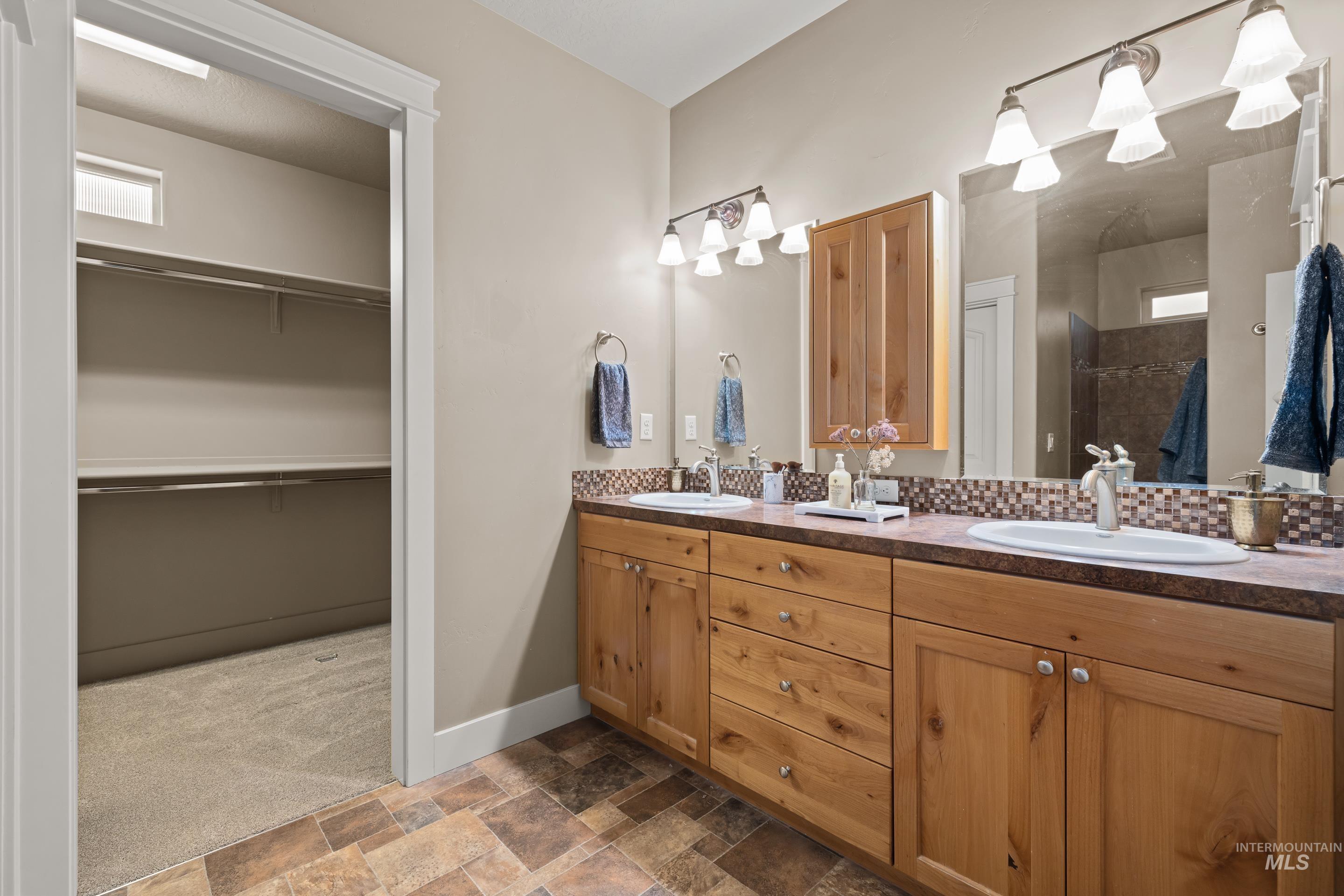 986 E Winding Creek Dr