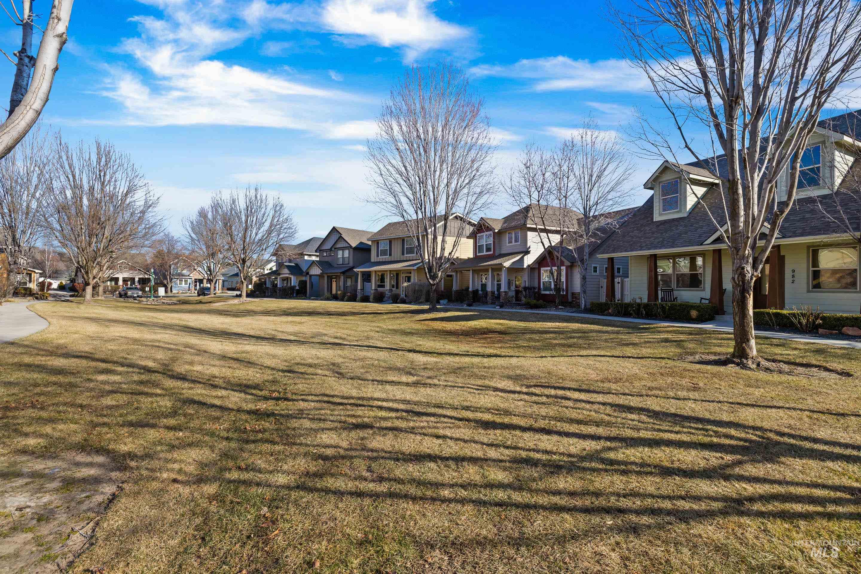 986 E Winding Creek Dr