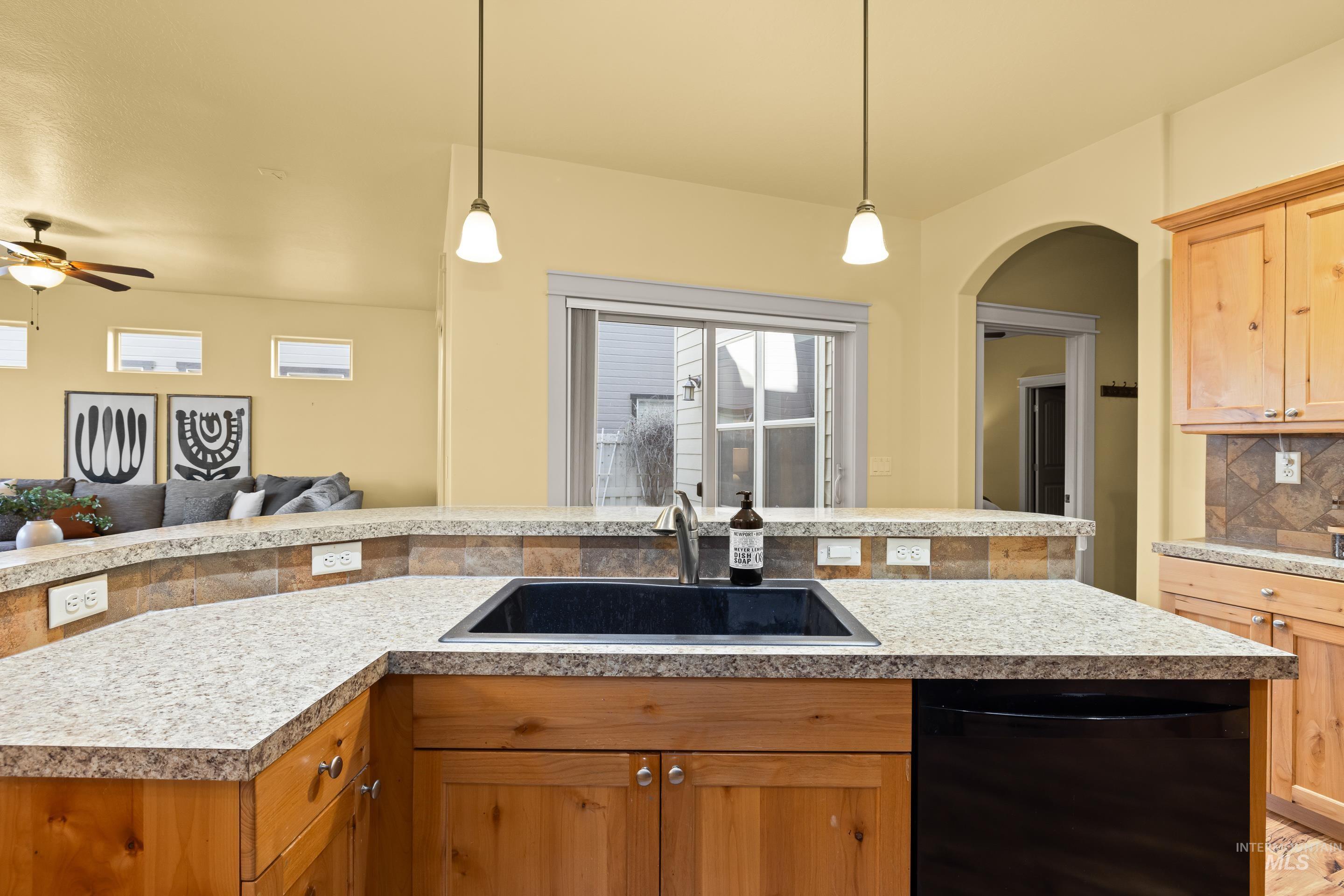 986 E Winding Creek Dr