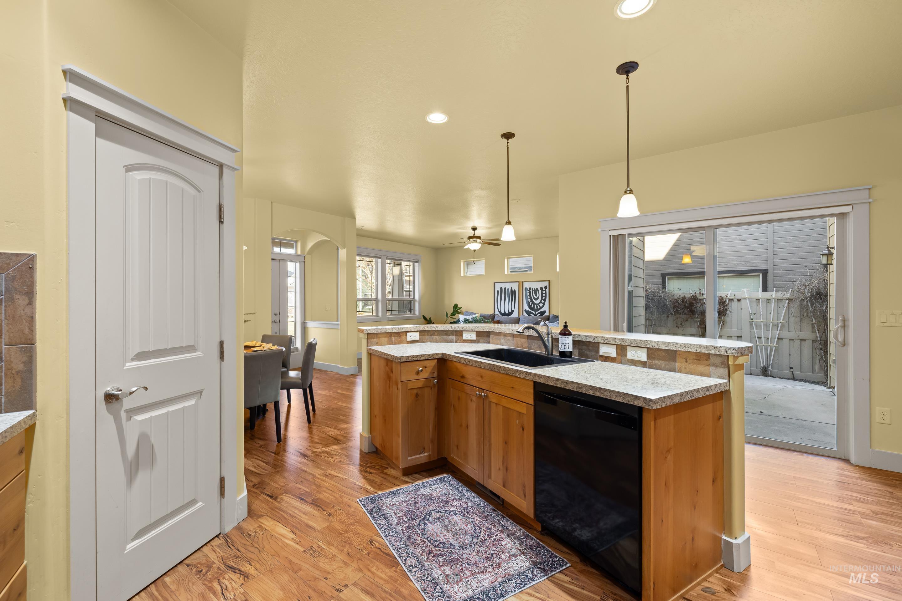 986 E Winding Creek Dr