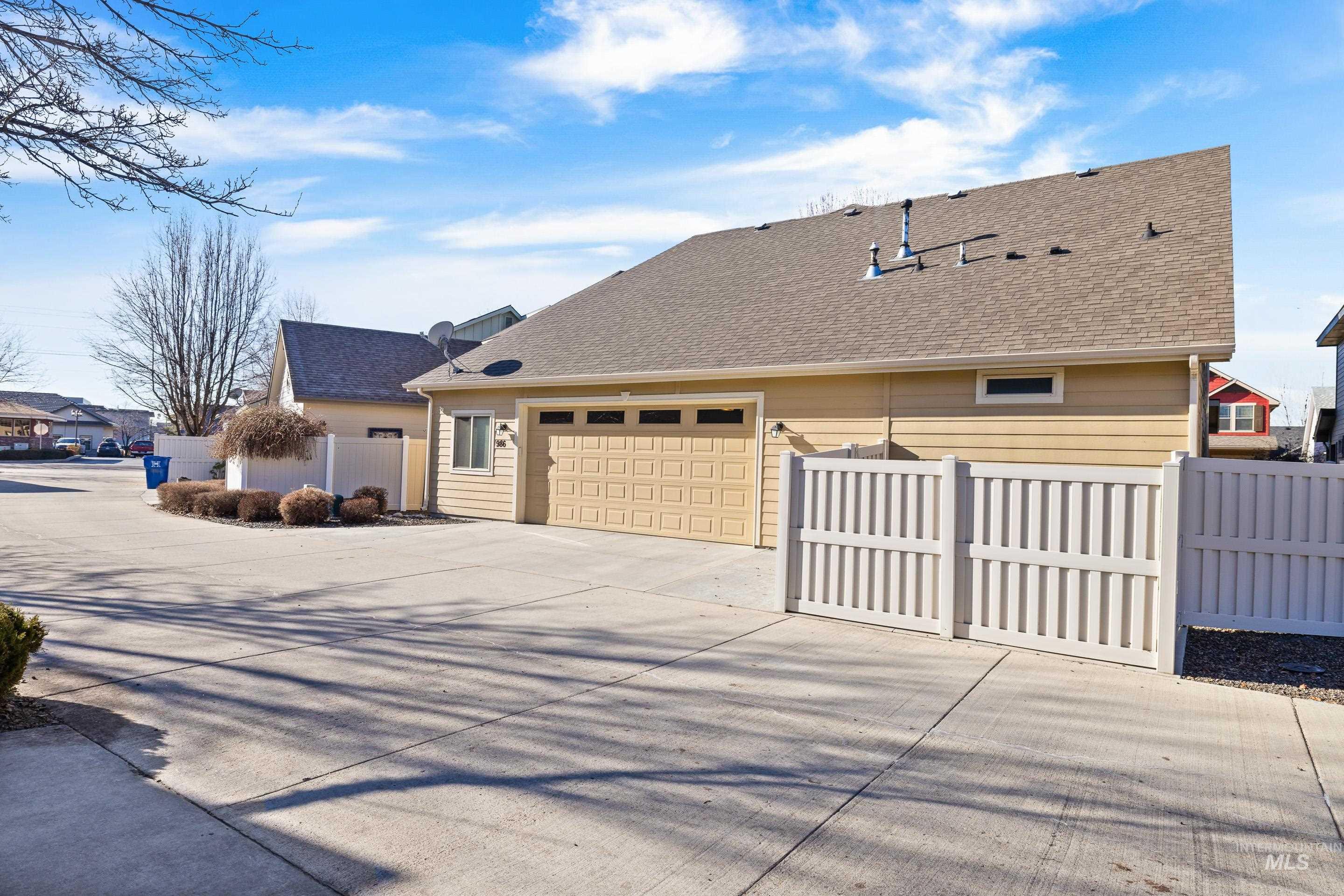 986 E Winding Creek Dr