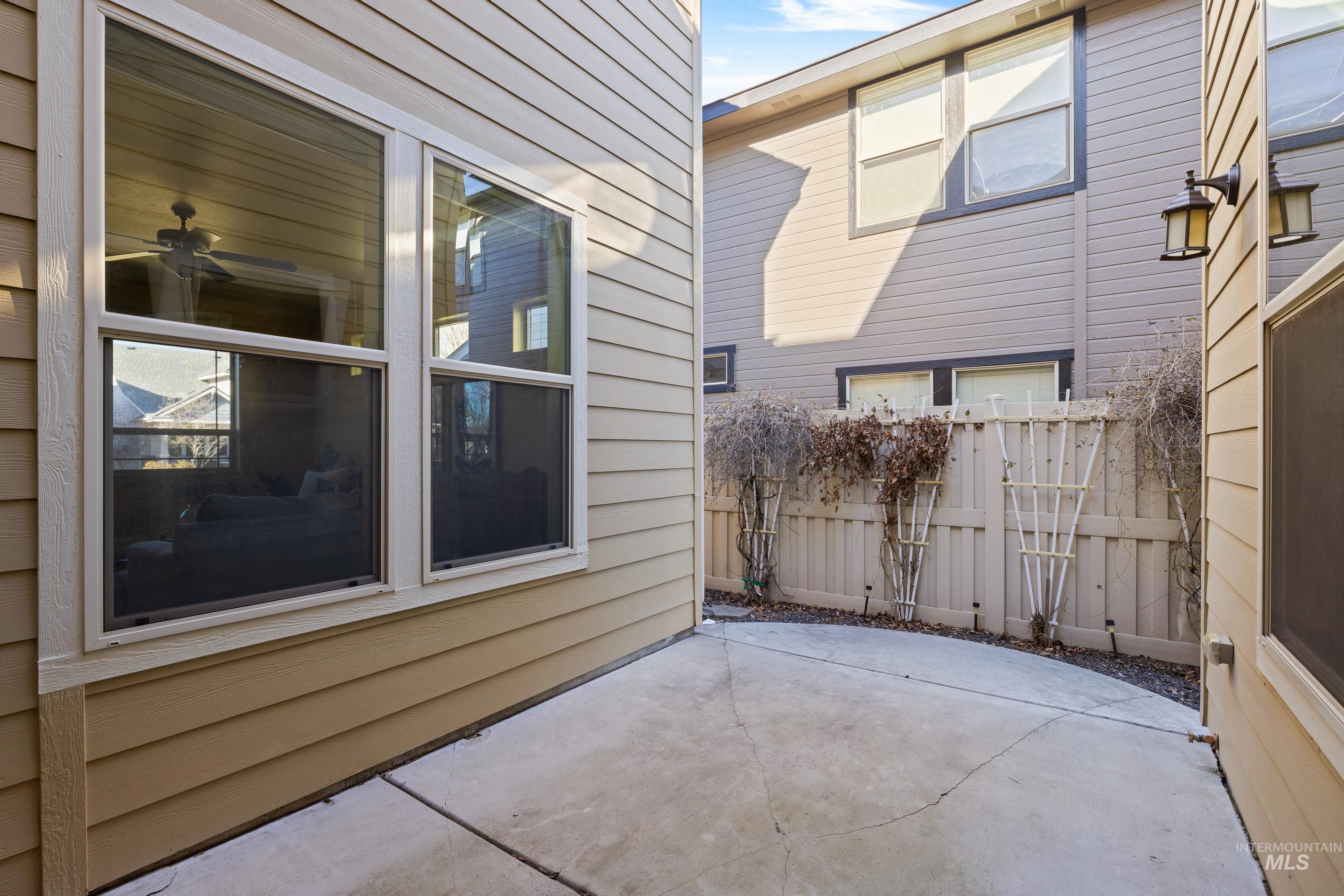 986 E Winding Creek Dr