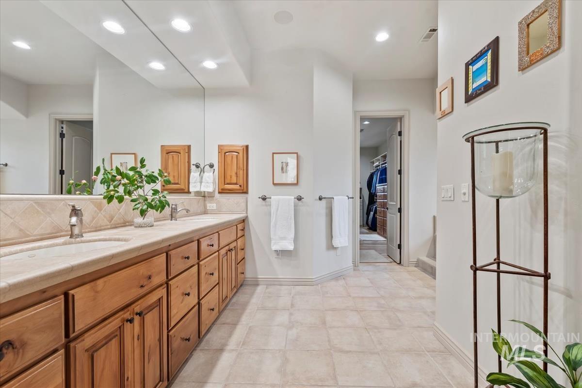 1092 W Shearwater Ln