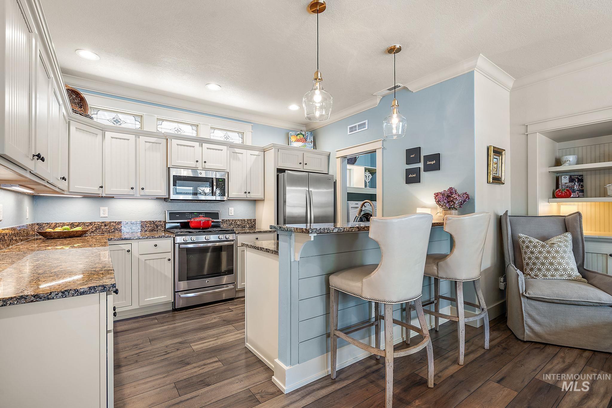 998 E Shadow Creek Lane