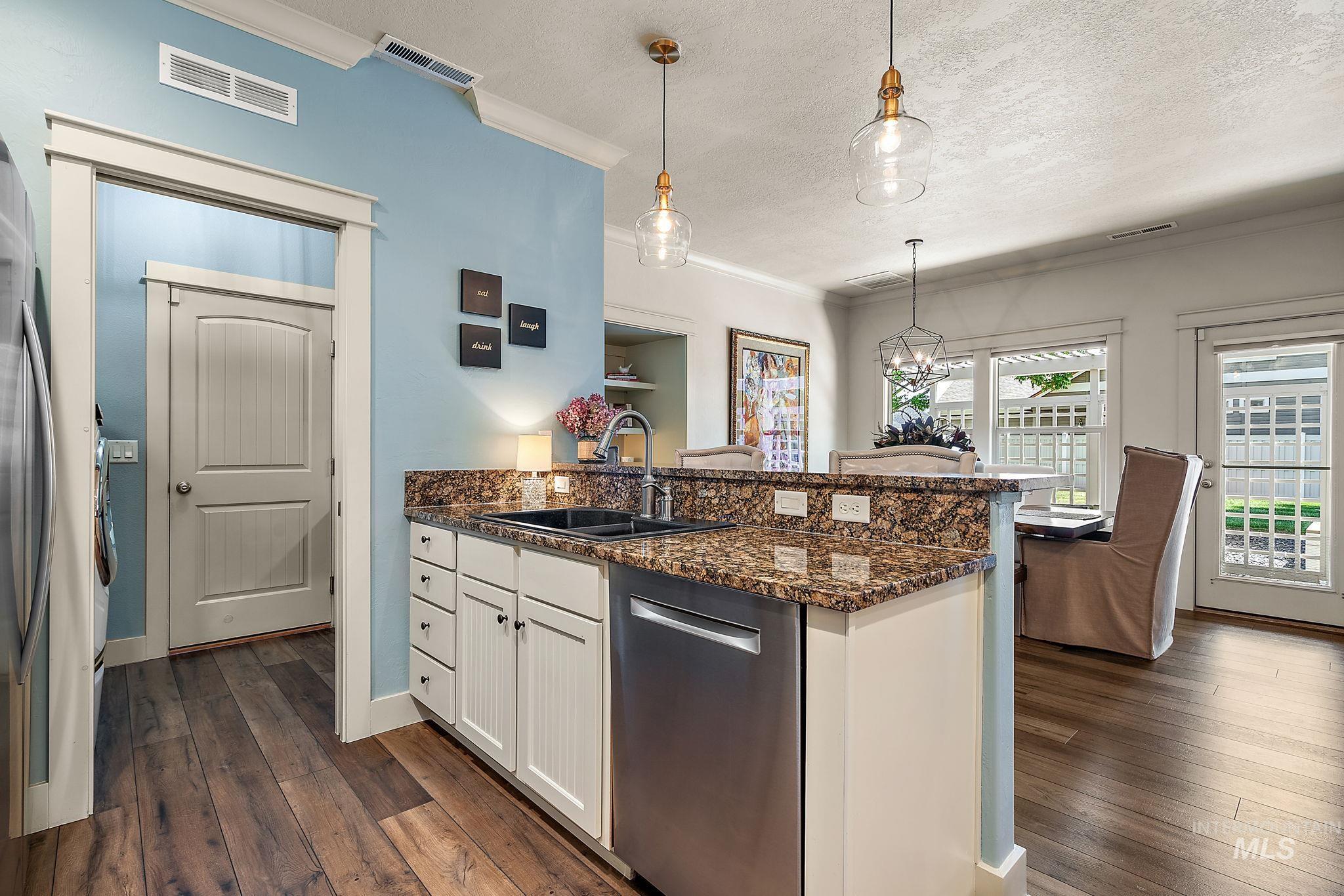 998 E Shadow Creek Lane