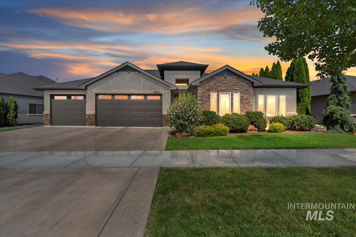 6990 N Moon Drummer Way