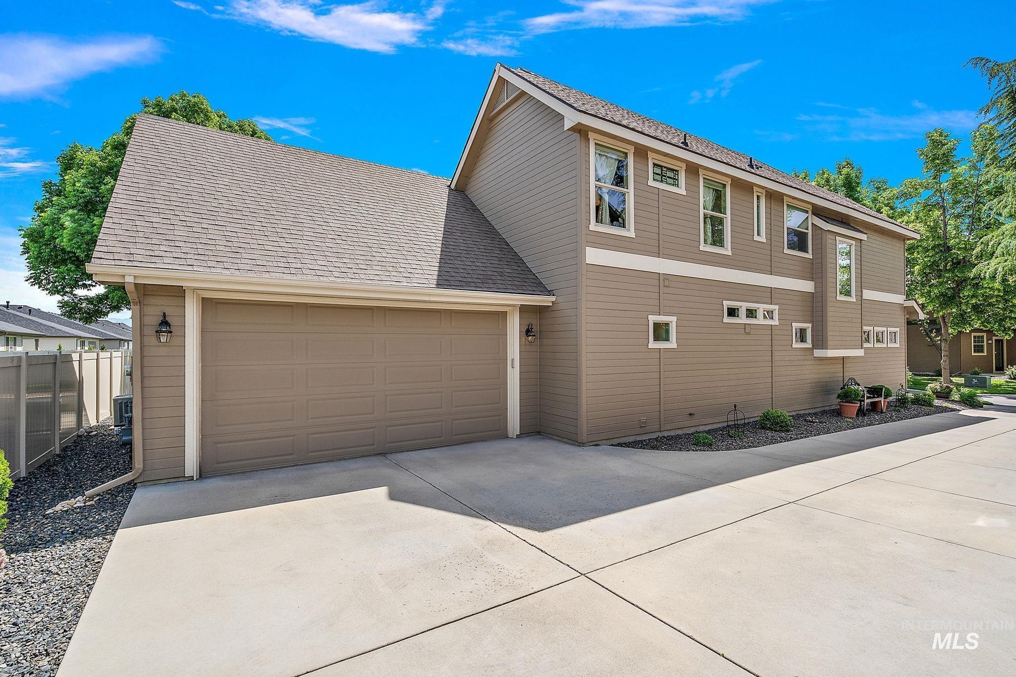 998 E Shadow Creek Lane