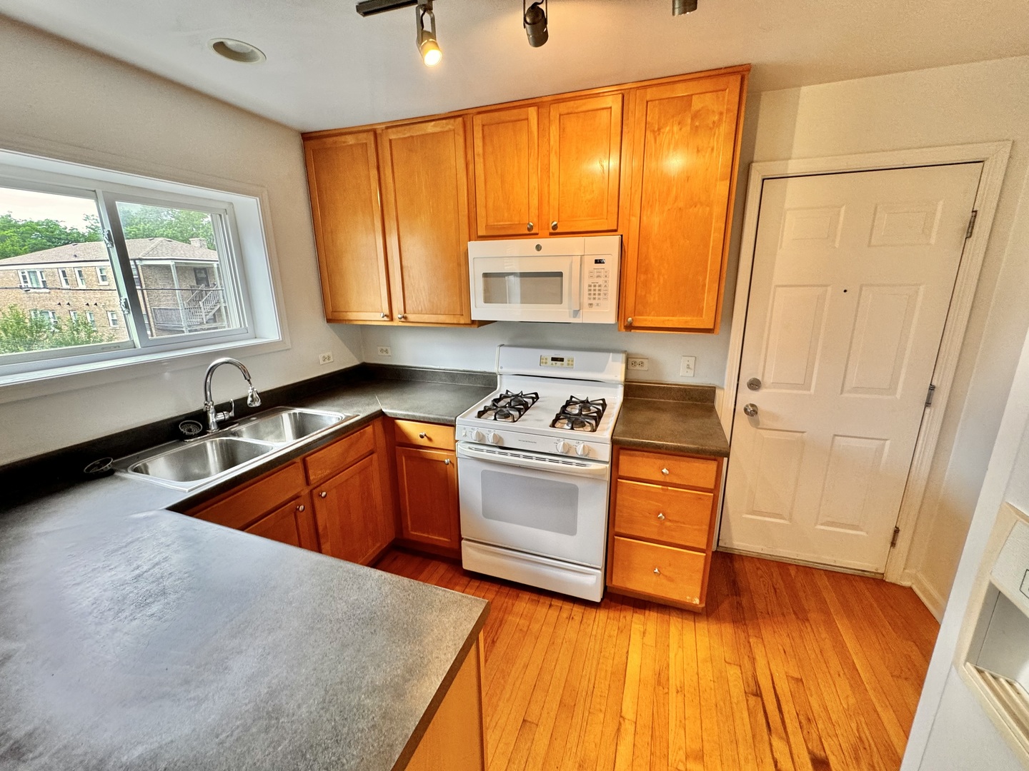 2925 W Summerdale Avenue Unit: 2