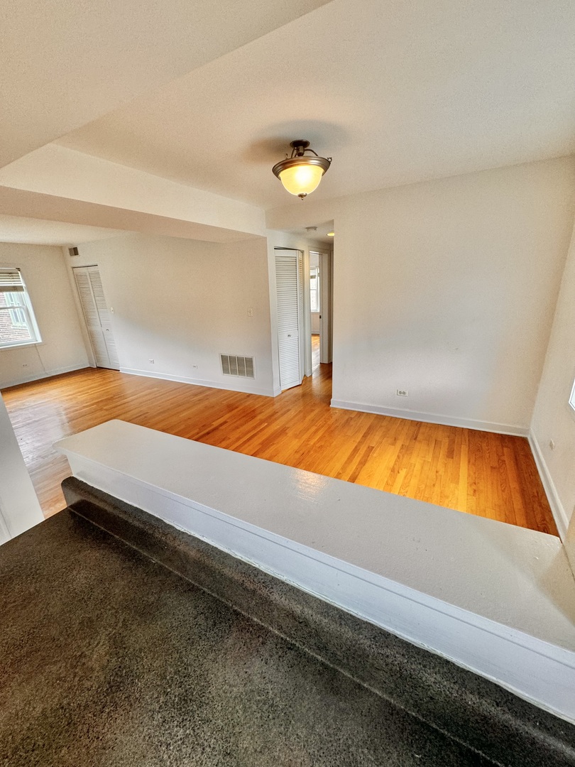2925 W Summerdale Avenue Unit: 2