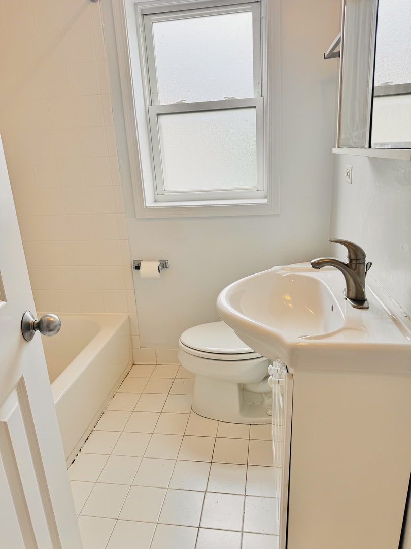 2925 W Summerdale Avenue Unit: 2