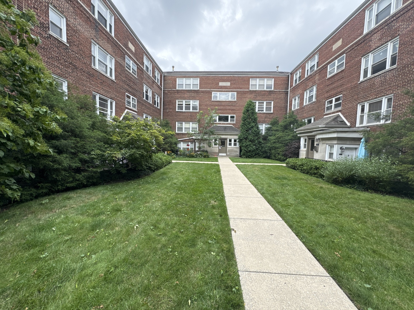 2925 W Summerdale Avenue Unit: 2