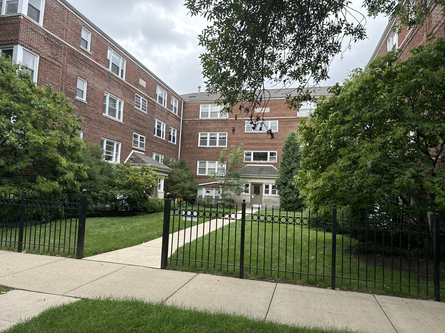 2925 W Summerdale Avenue Unit: 2