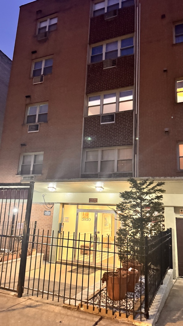 5950 N Kenmore Avenue Unit: 207