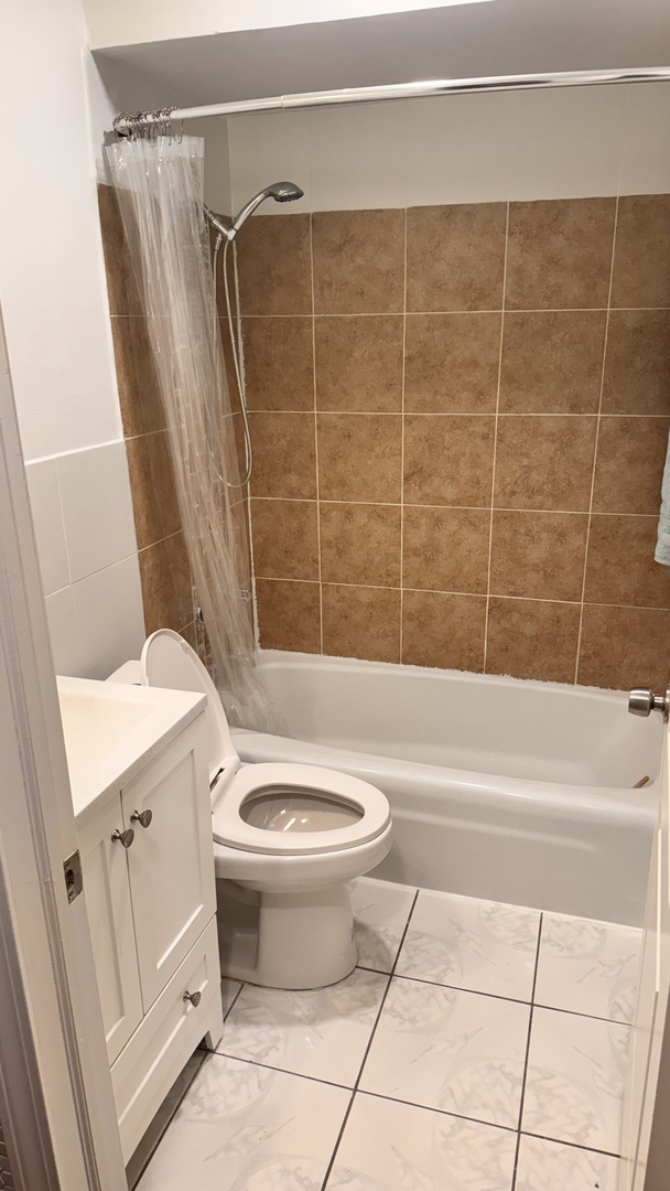 5950 N Kenmore Avenue Unit: 207