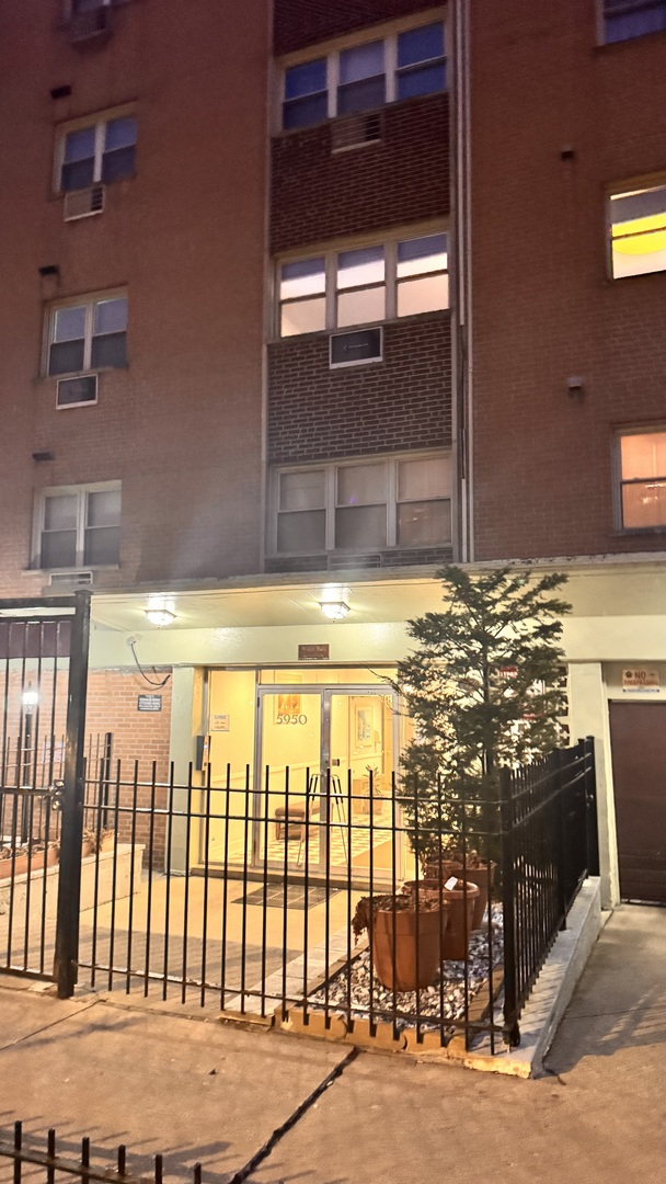 5950 N Kenmore Avenue Unit: 207